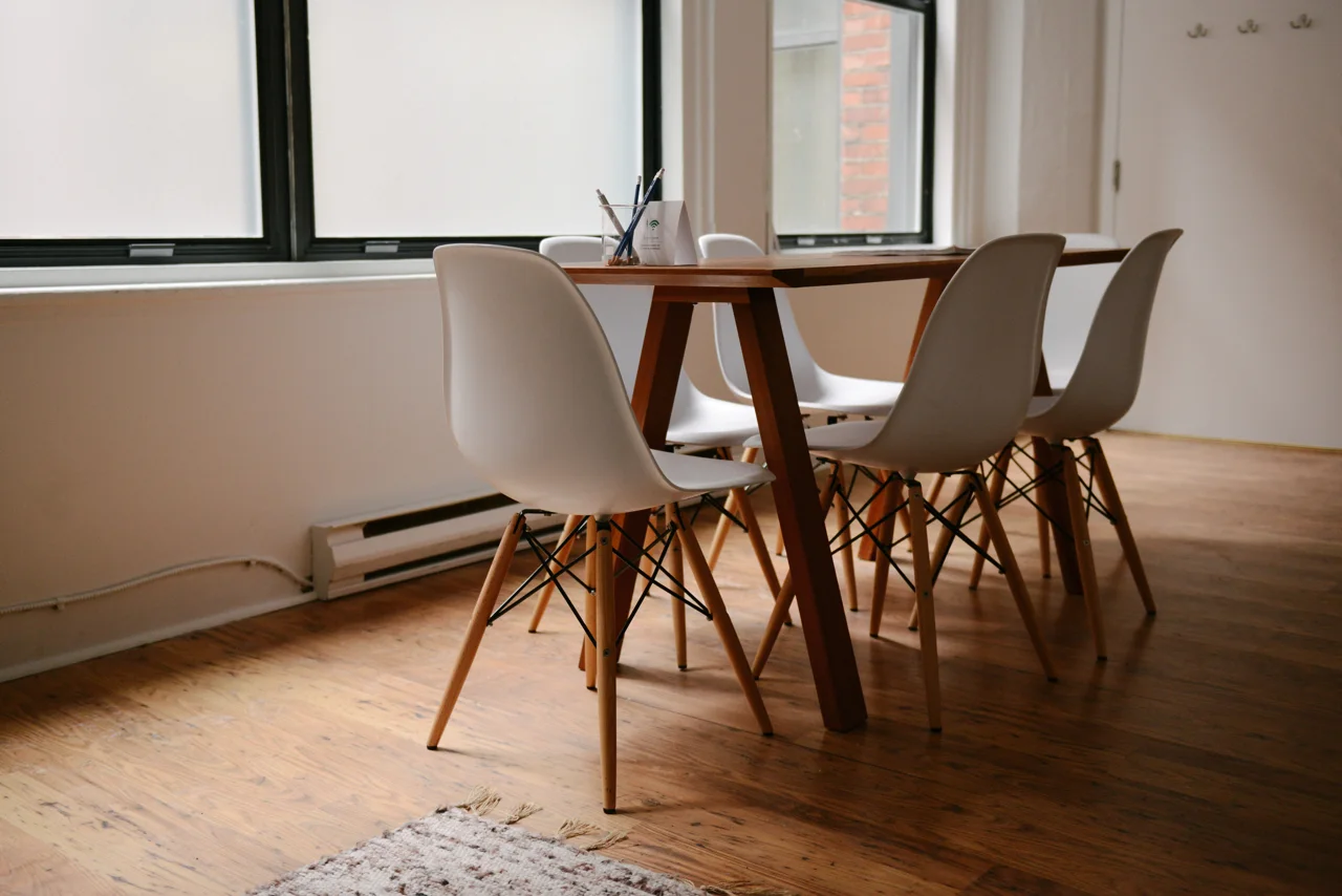 Mesa e cadeiras em sala de reunião